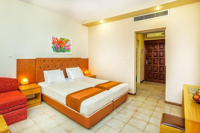 Imagen general del Hotel Xenios Possidi Paradise. Foto 11