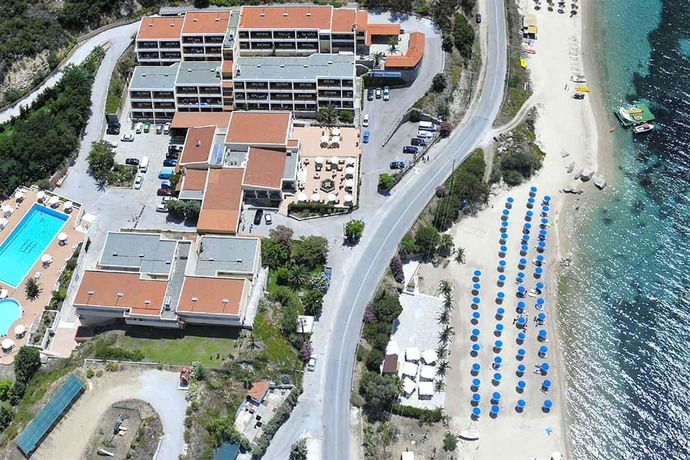 Imagen de la piscina del Hotel Xenios Theoxenia. Foto 13