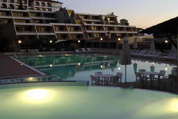 Imagen de la piscina del Hotel Xenios Theoxenia. Foto 14