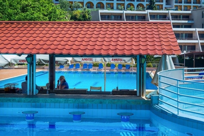 Imagen de la piscina del Hotel Xenios Theoxenia. Foto 15