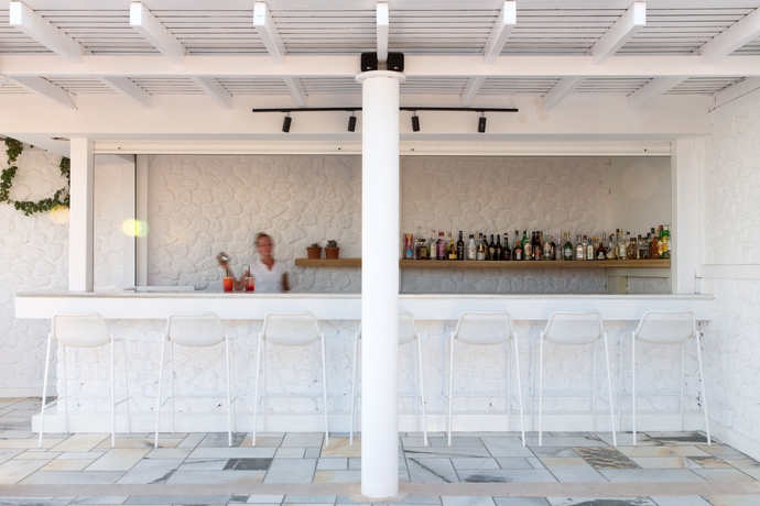 Imagen de la piscina del Hotel Xenones Filotera. Foto 11