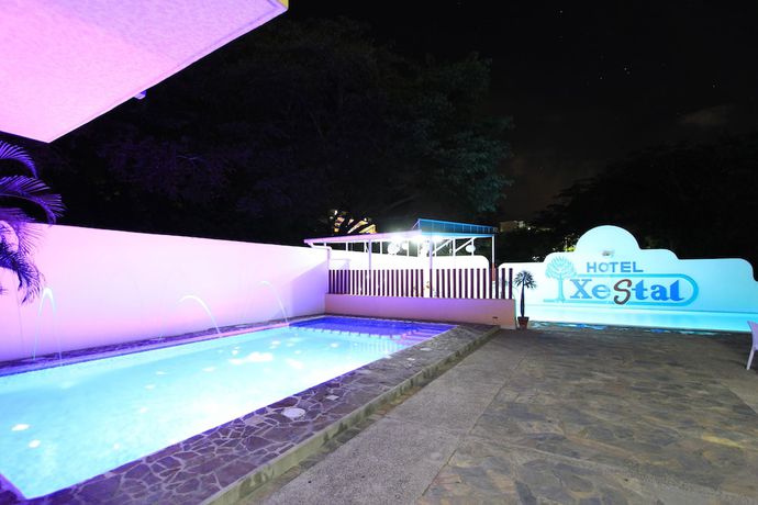 Imagen de la piscina del Hotel Xestal. Foto 20