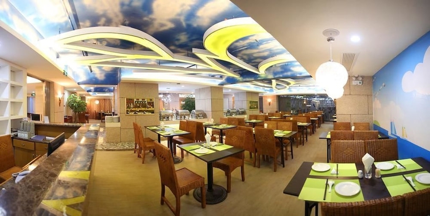 Imagen del bar/restaurante del Hotel Xiamen Plaza, Xiamen. Foto 2