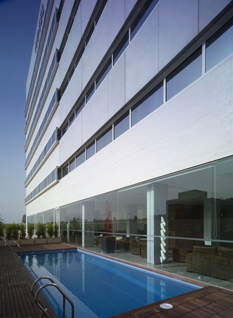 Imagen de la piscina del Hotel Xon's Valencia. Foto 14