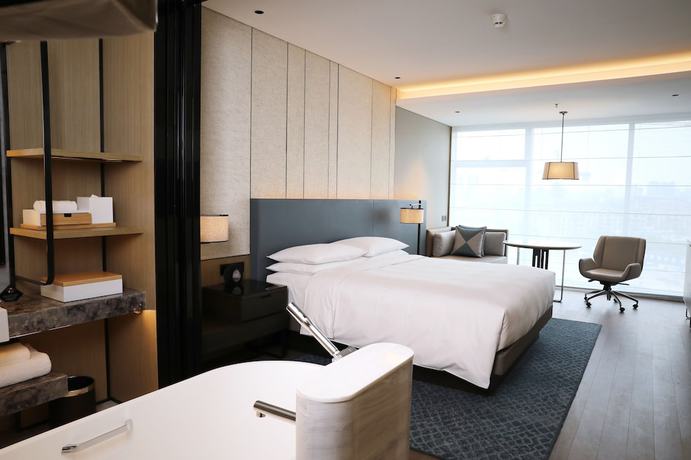 Imagen del bar/restaurante del Hotel Xuzhou Marriott Lakeview. Foto 8