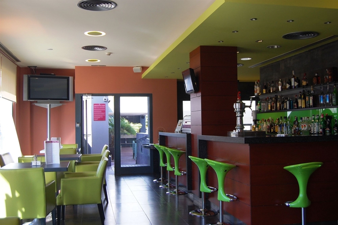 Imagen del bar/restaurante del Hotel Y Apartamentos Vertice Sevilla Aljarafe. Foto 1
