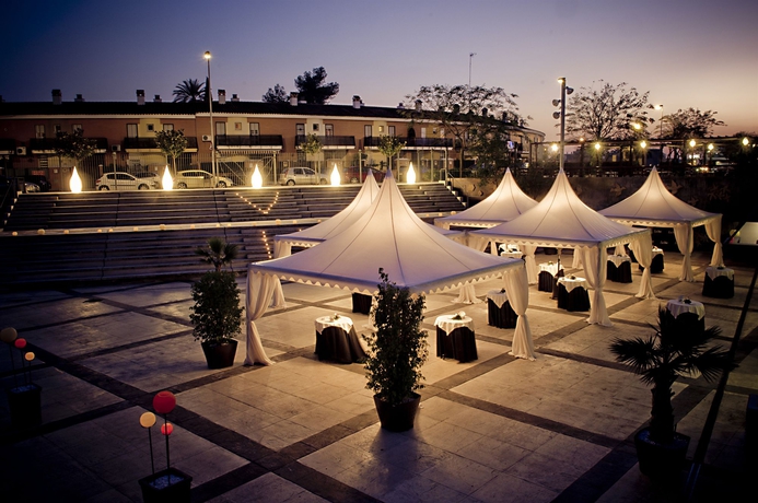 Imagen de los exteriores del Hotel Y Apartamentos Vertice Sevilla Aljarafe. Foto 5