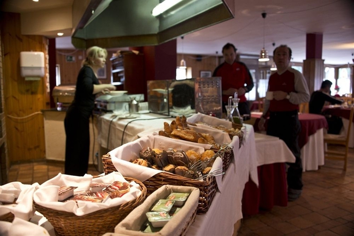 Imagen del bar/restaurante del Hotel Y Apartamentos Vilagaros. Foto 3