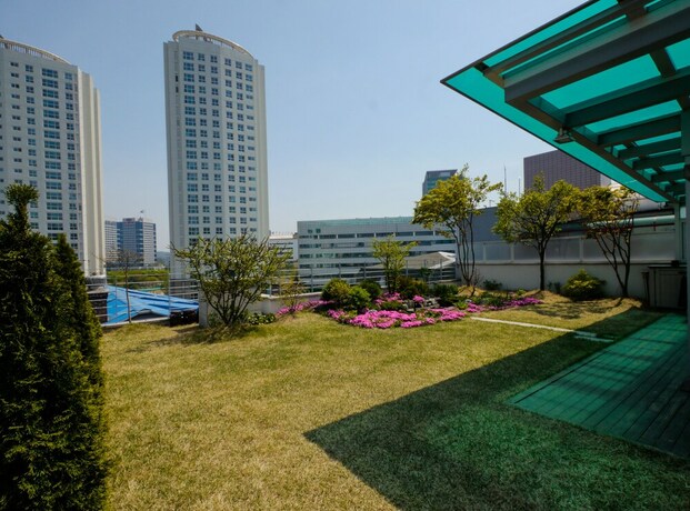Imagen de los exteriores del Hotel Y Blue. Foto 28