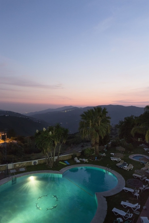 Imagen de la piscina del Hotel Y Bungalows Balcón De Competa. Foto 13