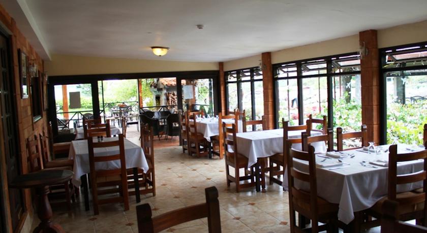 Imagen del bar/restaurante del Hotel Y Restaurante El Oasis. Foto 2