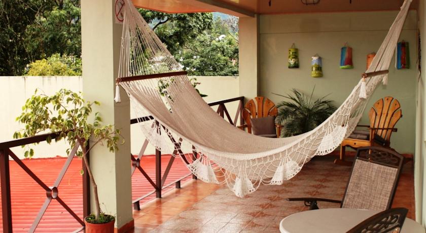 Imagen de los exteriores del Hotel Y Restaurante El Oasis. Foto 8