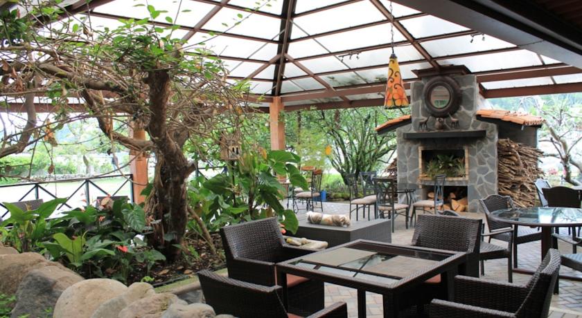 Imagen de los exteriores del Hotel Y Restaurante El Oasis. Foto 9