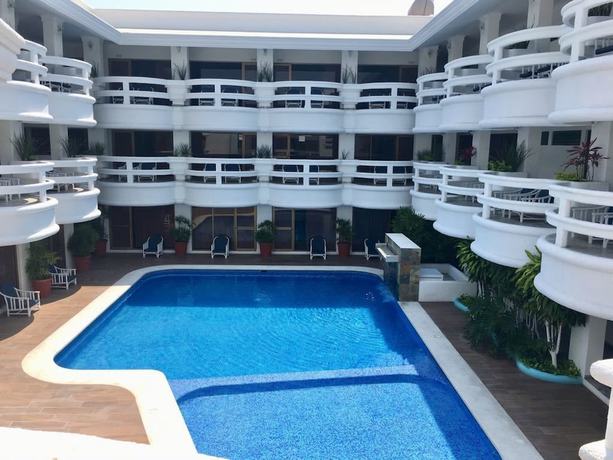 Imagen de la piscina del Hotel Y Suites Plaza Manzanillo. Foto 4