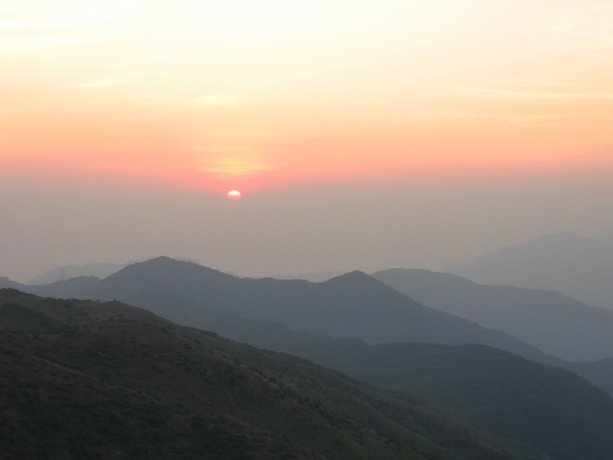 Imagen de los exteriores del Hotel YHA Sze Lok Yuen Tai Mo Shan Youth Hostel. Foto 11
