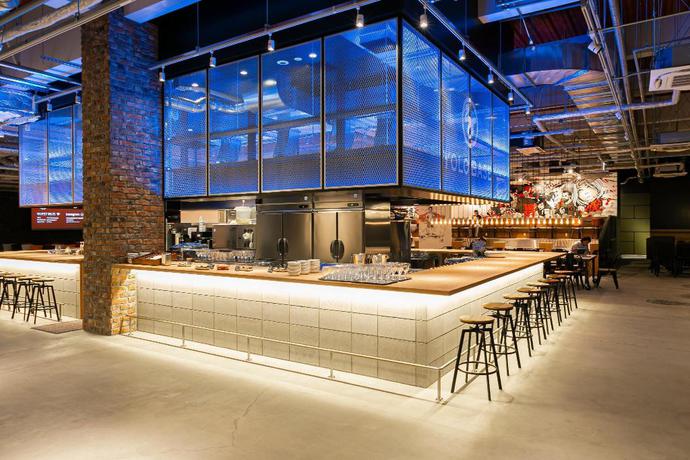 Imagen del bar/restaurante del Hotel YOLO HOTEL. Foto 4
