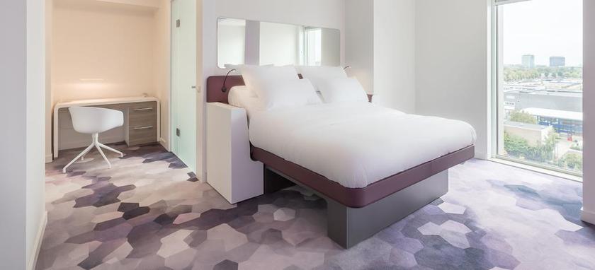 Imagen de la habitación del Hotel YOTEL Amsterdam. Foto 8