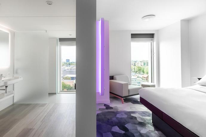 Imagen de la habitación del Hotel YOTEL Amsterdam. Foto 9