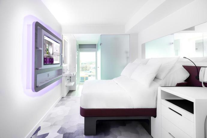 Imagen de la habitación del Hotel YOTEL Amsterdam. Foto 10