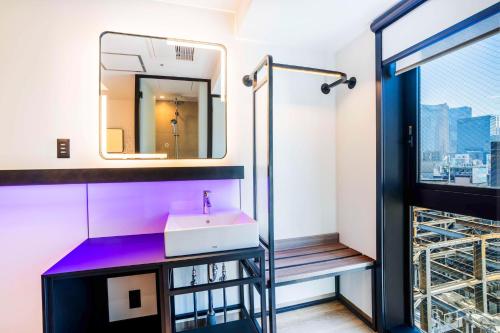 Imagen de la habitación del Hotel YOTEL Tokyo Ginza. Foto 14