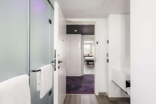 Imagen de la habitación del Hotel YOTEL Tokyo Ginza. Foto 16