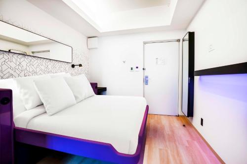 Imagen de la habitación del Hotel YOTEL Tokyo Ginza. Foto 17