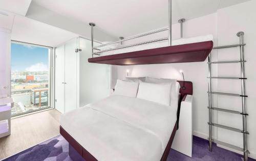 Imagen de la habitación del Hotel YOTEL Tokyo Ginza. Foto 19