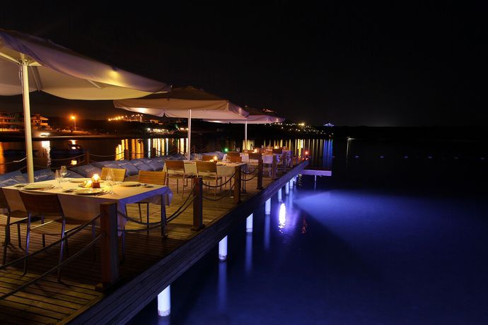 Imagen del bar/restaurante del Hotel Yacht Club. Foto 2