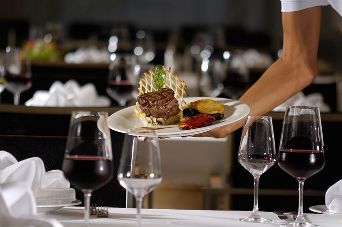 Imagen de la piscina del Hotel Yacht Club. Foto 16