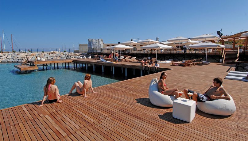 Imagen de los exteriores del Hotel Yacht Club. Foto 12