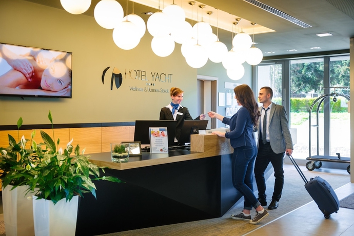 Imagen de los interiores del Hotel Yacht Wellness and Business. Foto 15