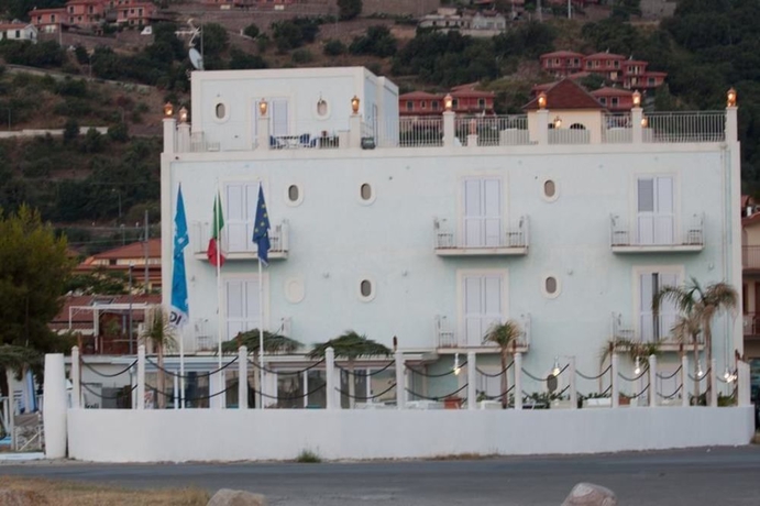 Imagen de los exteriores del Hotel Yachting Club Mare. Foto 5