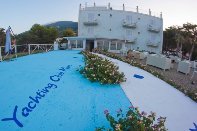 Imagen de los exteriores del Hotel Yachting Club Mare. Foto 6