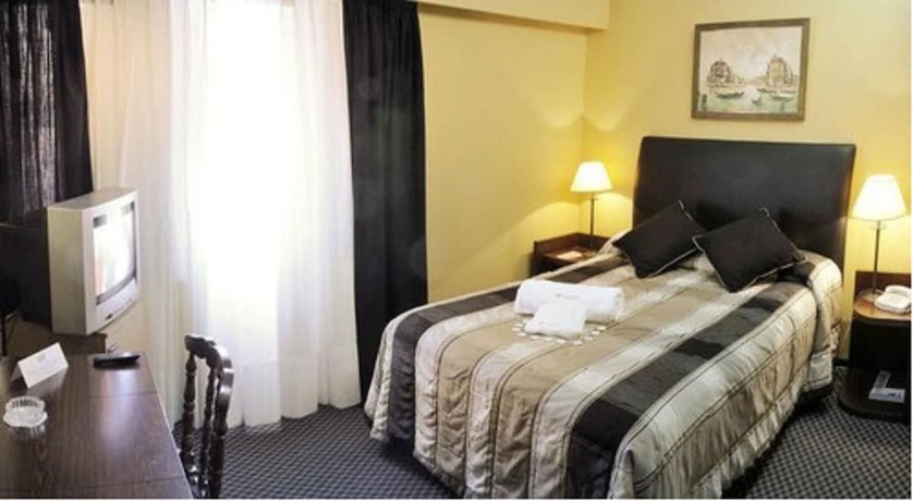 Imagen de la habitación del Hotel Yaguaron. Foto 8