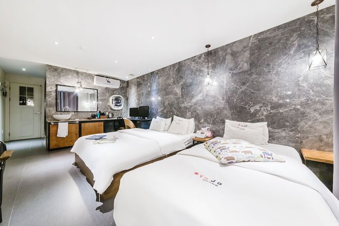 Imagen de la habitación del Hotel Yaja Guri Sutaek. Foto 14