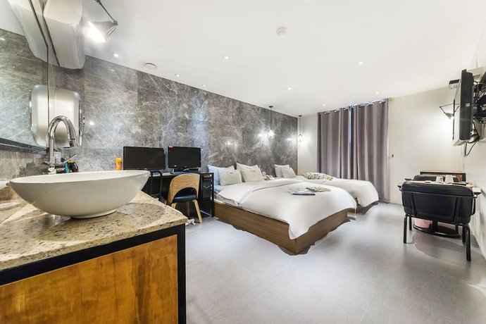 Imagen de la habitación del Hotel Yaja Guri Sutaek. Foto 17