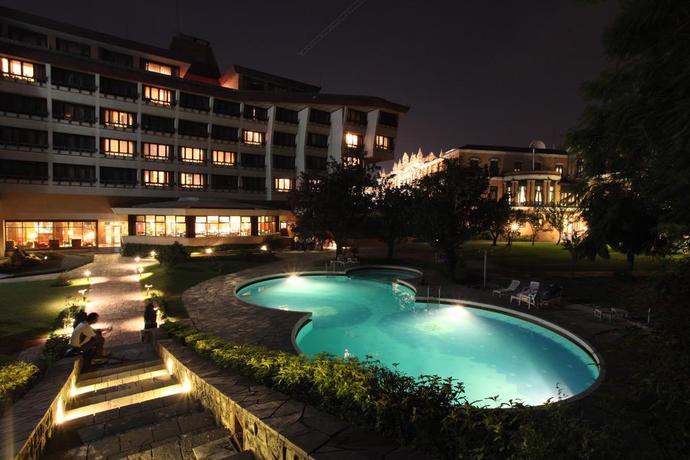 Imagen de la piscina del Hotel Yak and Yeti. Foto 14