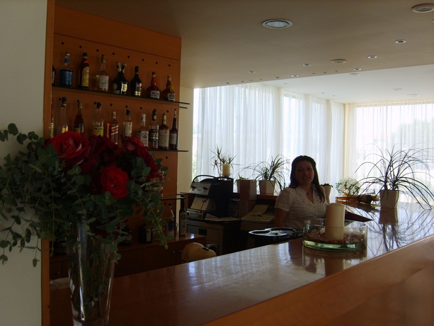 Imagen del bar/restaurante del Hotel Yakinthos, Chania. Foto 2