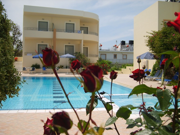 Imagen de la piscina del Hotel Yakinthos. Foto 13