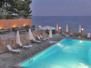 Imagen de la piscina del Hotel Yalis. Foto 4