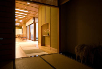Imagen de los exteriores del Hotel Yamanaka Onsen Kuriya Yasohachi. Foto 4