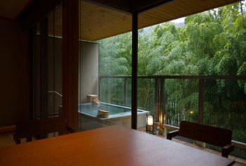 Imagen de los exteriores del Hotel Yamanaka Onsen Kuriya Yasohachi. Foto 5