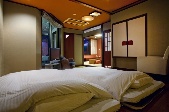 Imagen de la habitación del Hotel Yamanaka Onsen Ohanami Kyubei. Foto 11