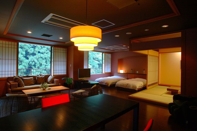 Imagen de la habitación del Hotel Yamanaka Onsen Ohanami Kyubei. Foto 17