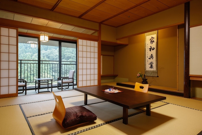 Imagen de la habitación del Hotel Yamanaka Spa Hanatsubaki. Foto 11