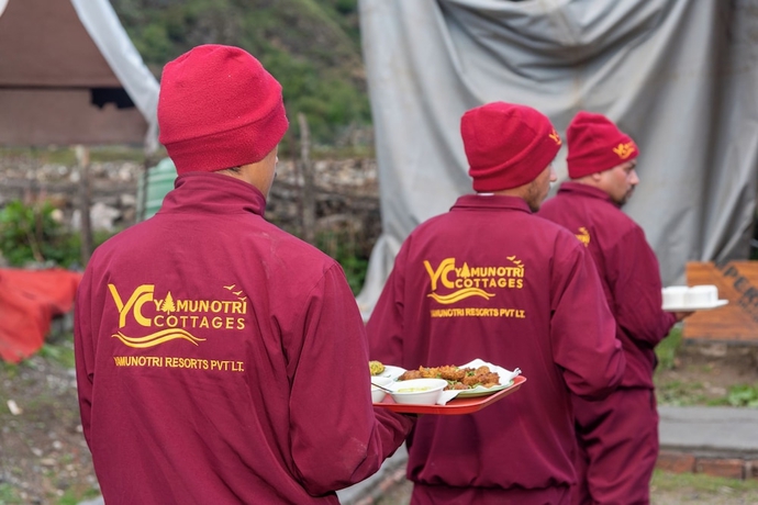 Imagen del bar/restaurante del Hotel Yamunotri Cottages. Foto 4
