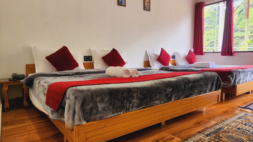 Imagen de la habitación del Hotel Yamunotri Heli Resort. Foto 4