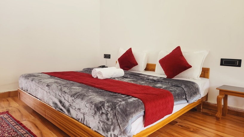 Imagen de la habitación del Hotel Yamunotri Heli Resort. Foto 6