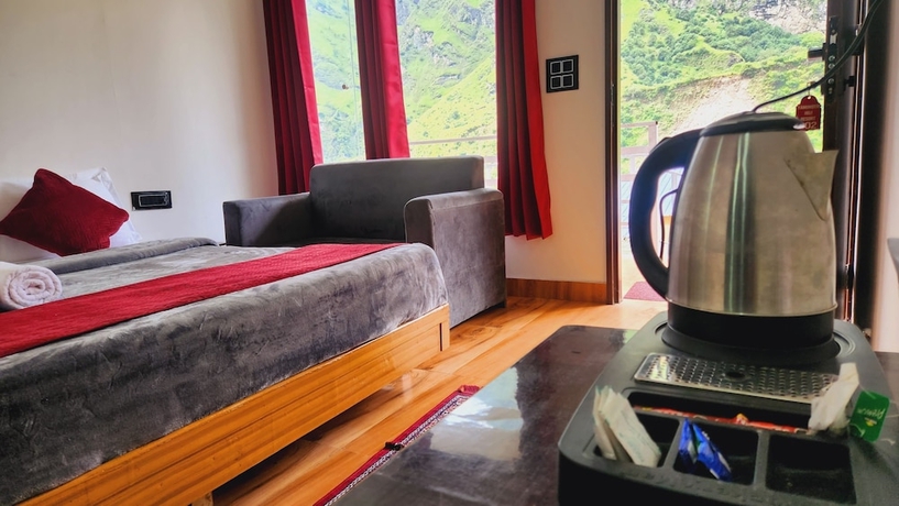 Imagen de la habitación del Hotel Yamunotri Heli Resort. Foto 8