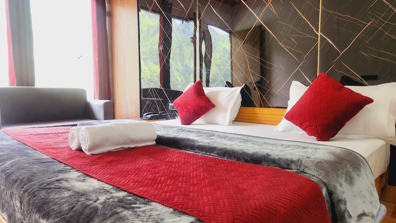 Imagen de la habitación del Hotel Yamunotri Heli Resort. Foto 11